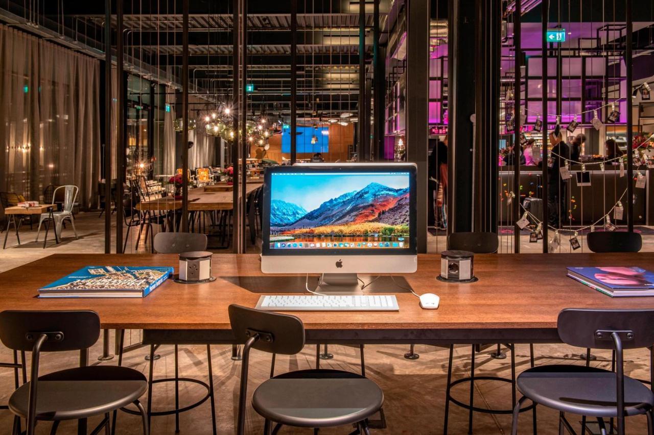 Moxy London Heathrow Airport Hotel Hounslow Bagian luar foto