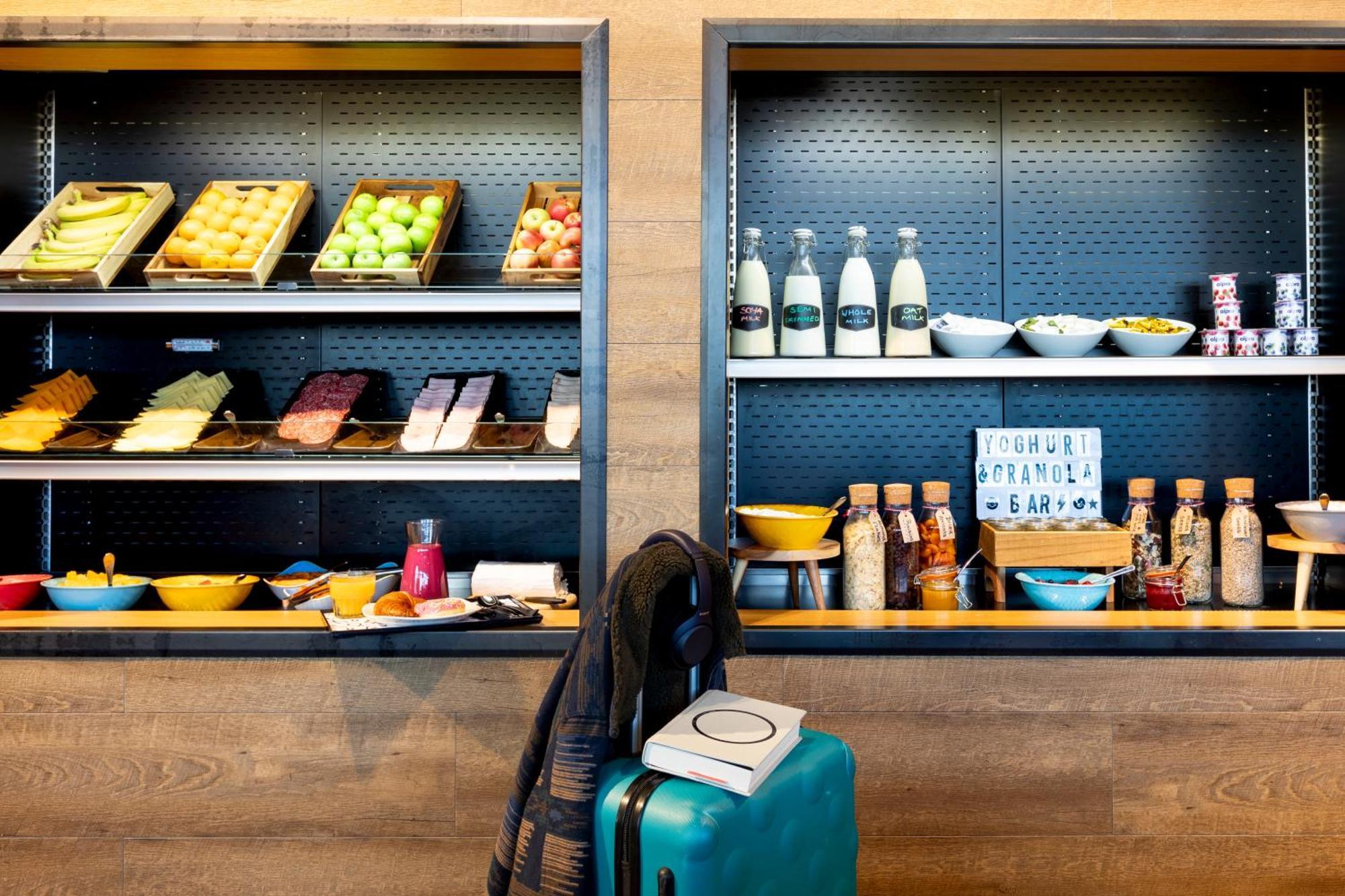 Moxy London Heathrow Airport Hotel Hounslow Bagian luar foto