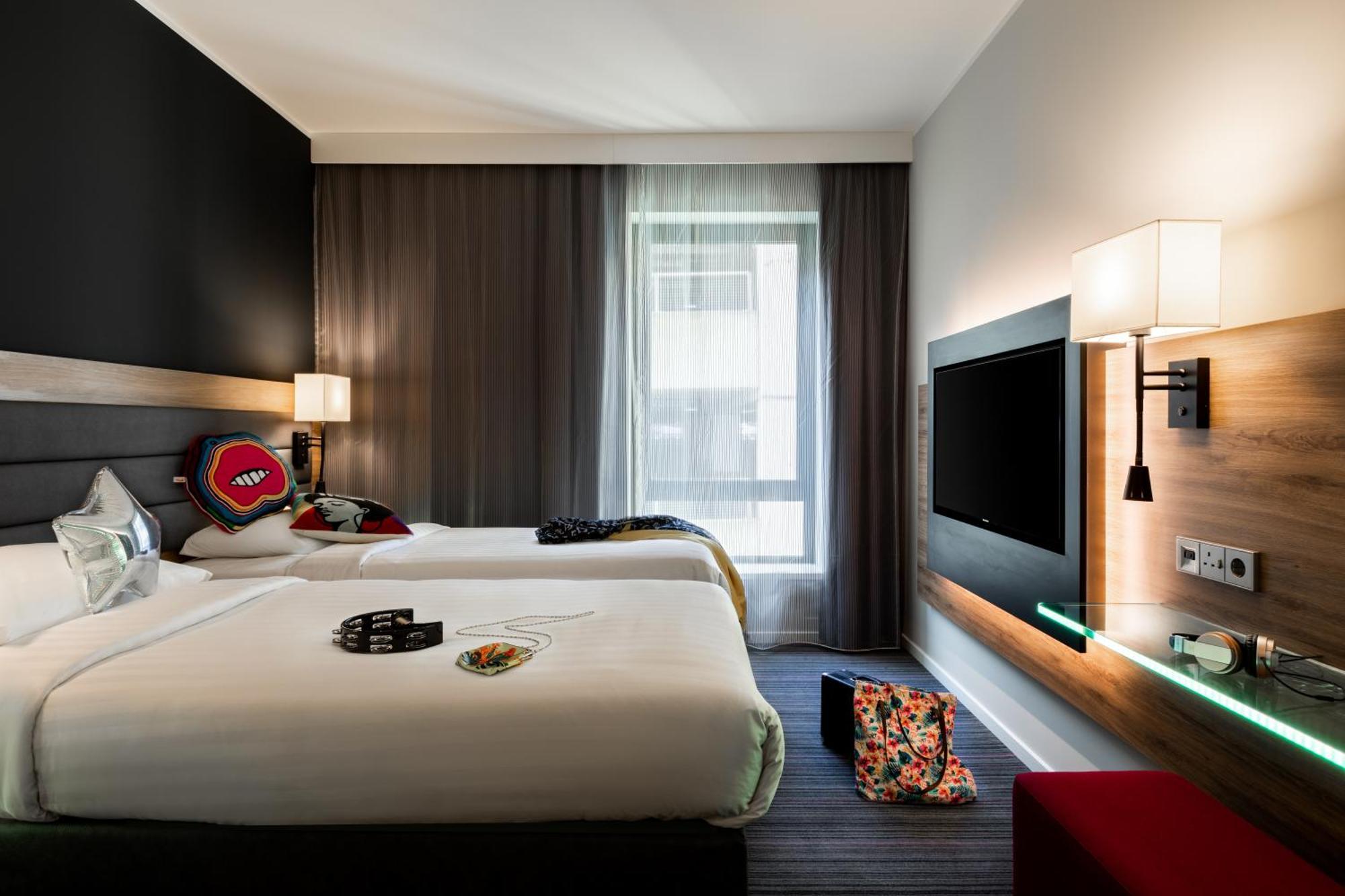Moxy London Heathrow Airport Hotel Hounslow Bagian luar foto
