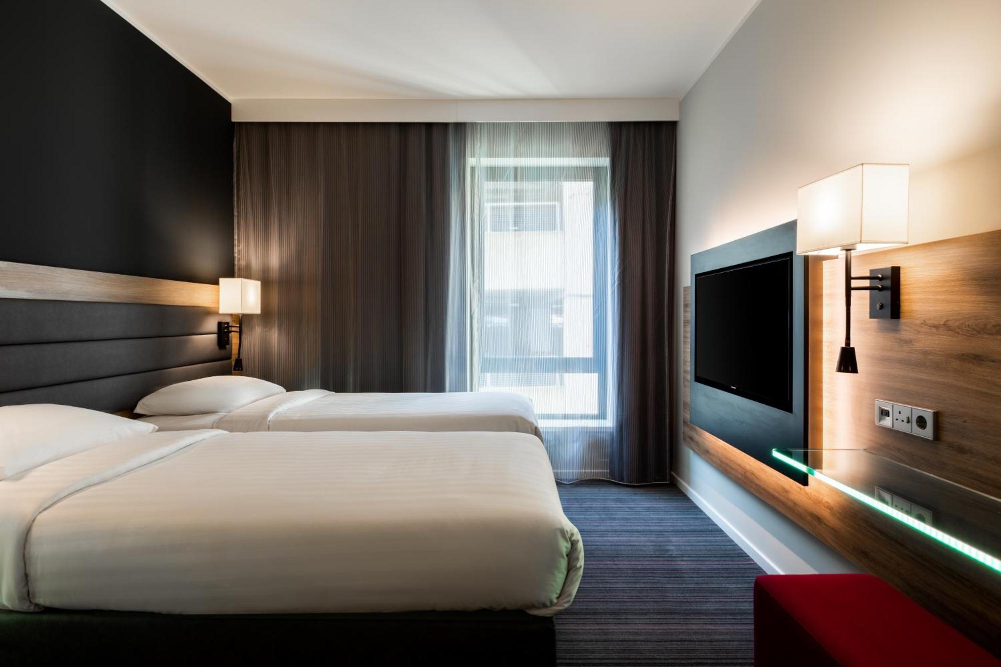 Moxy London Heathrow Airport Hotel Hounslow Bagian luar foto