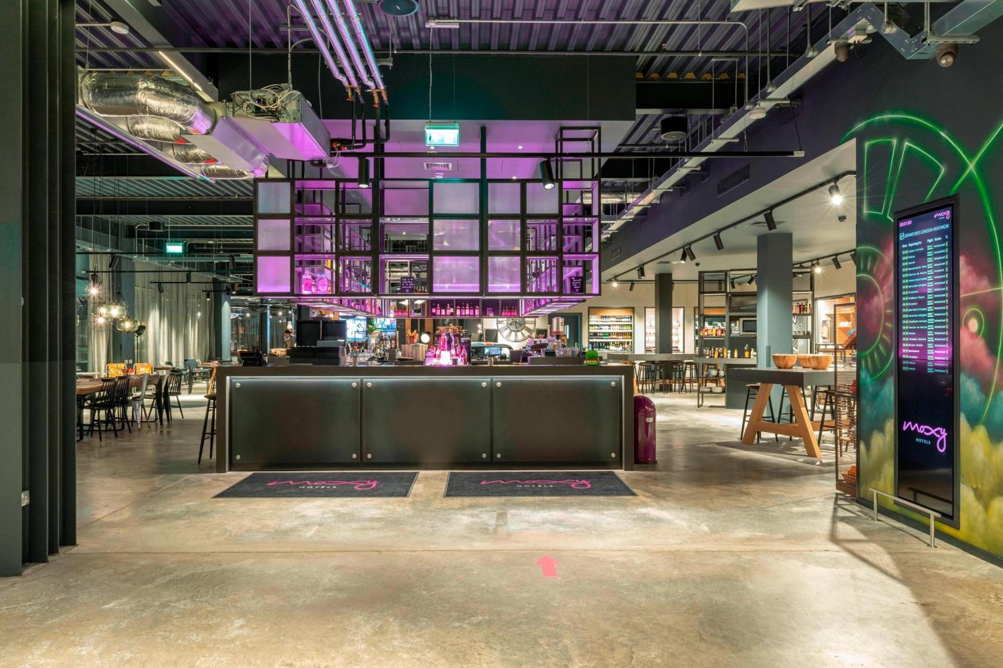 Moxy London Heathrow Airport Hotel Hounslow Bagian luar foto