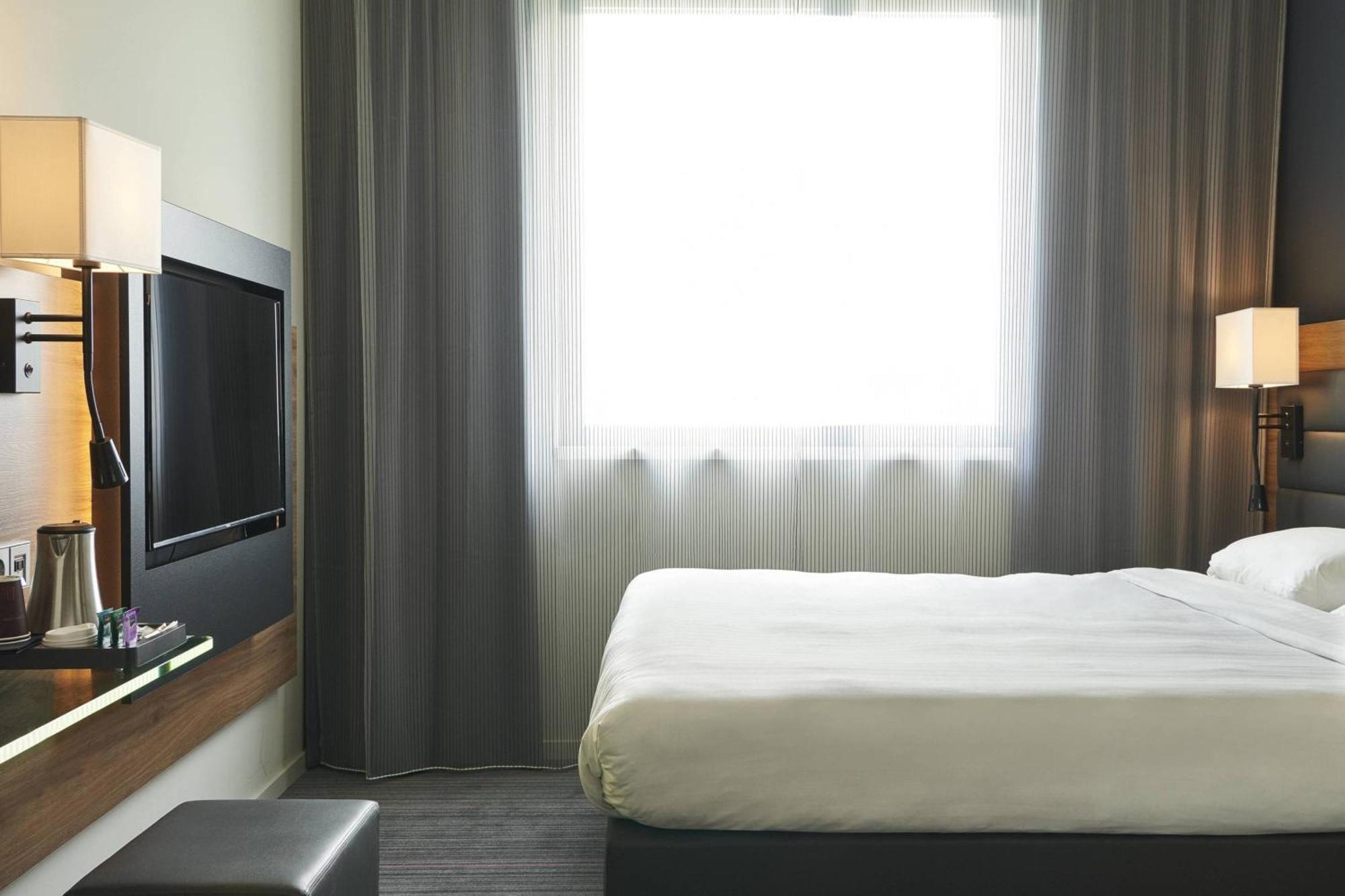 Moxy London Heathrow Airport Hotel Hounslow Bagian luar foto