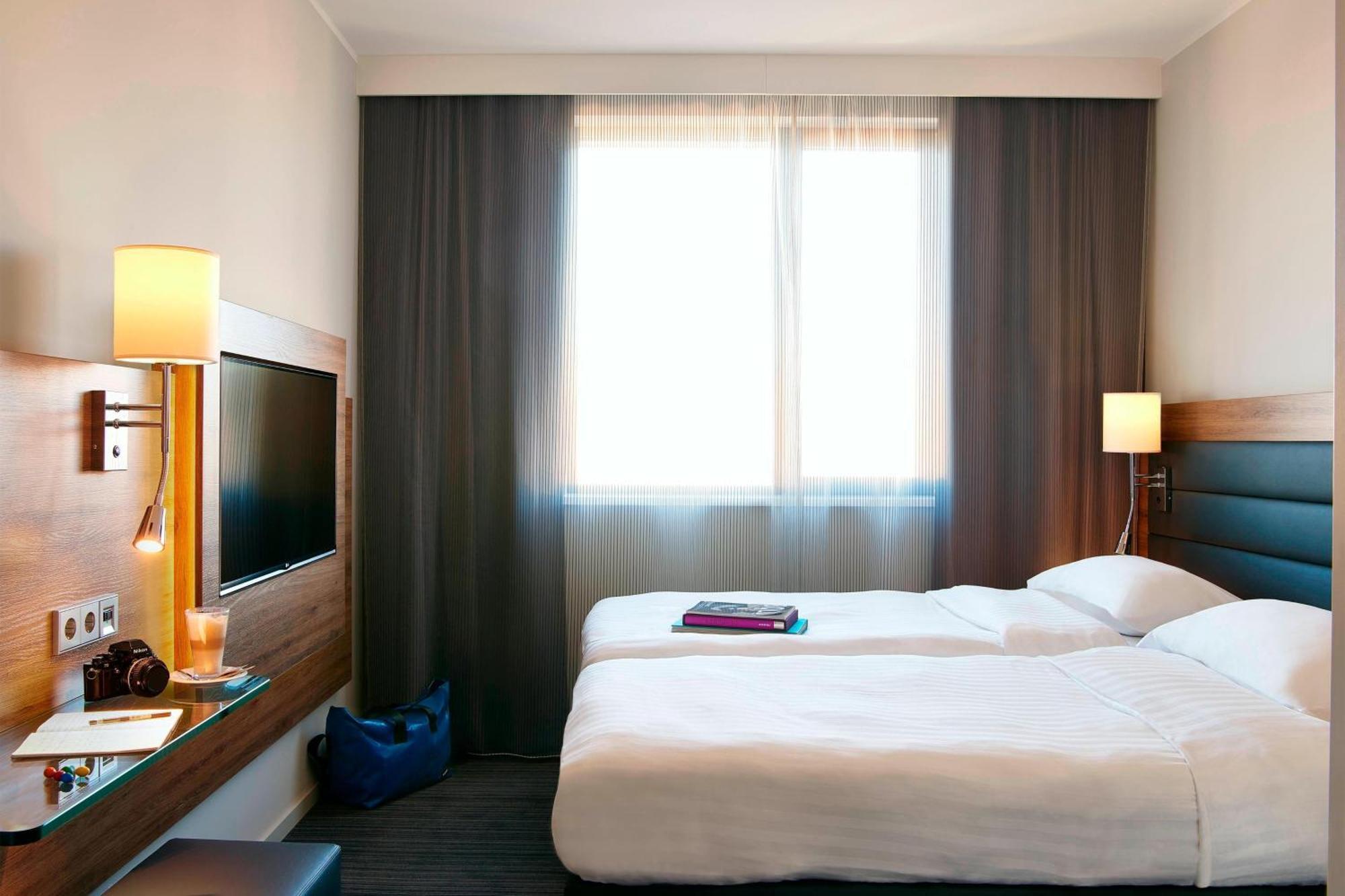 Moxy London Heathrow Airport Hotel Hounslow Bagian luar foto