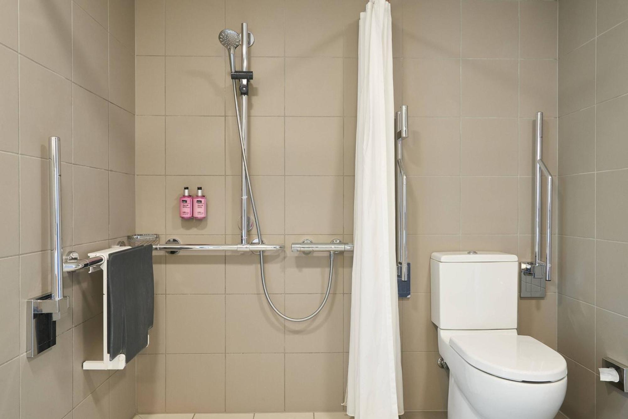 Moxy London Heathrow Airport Hotel Hounslow Bagian luar foto
