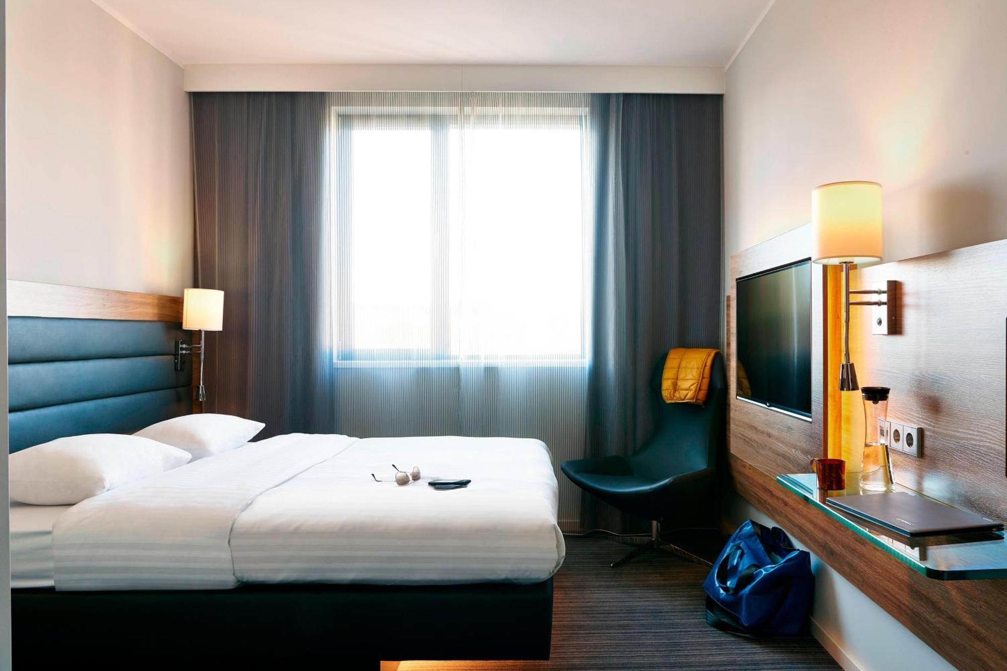 Moxy London Heathrow Airport Hotel Hounslow Bagian luar foto