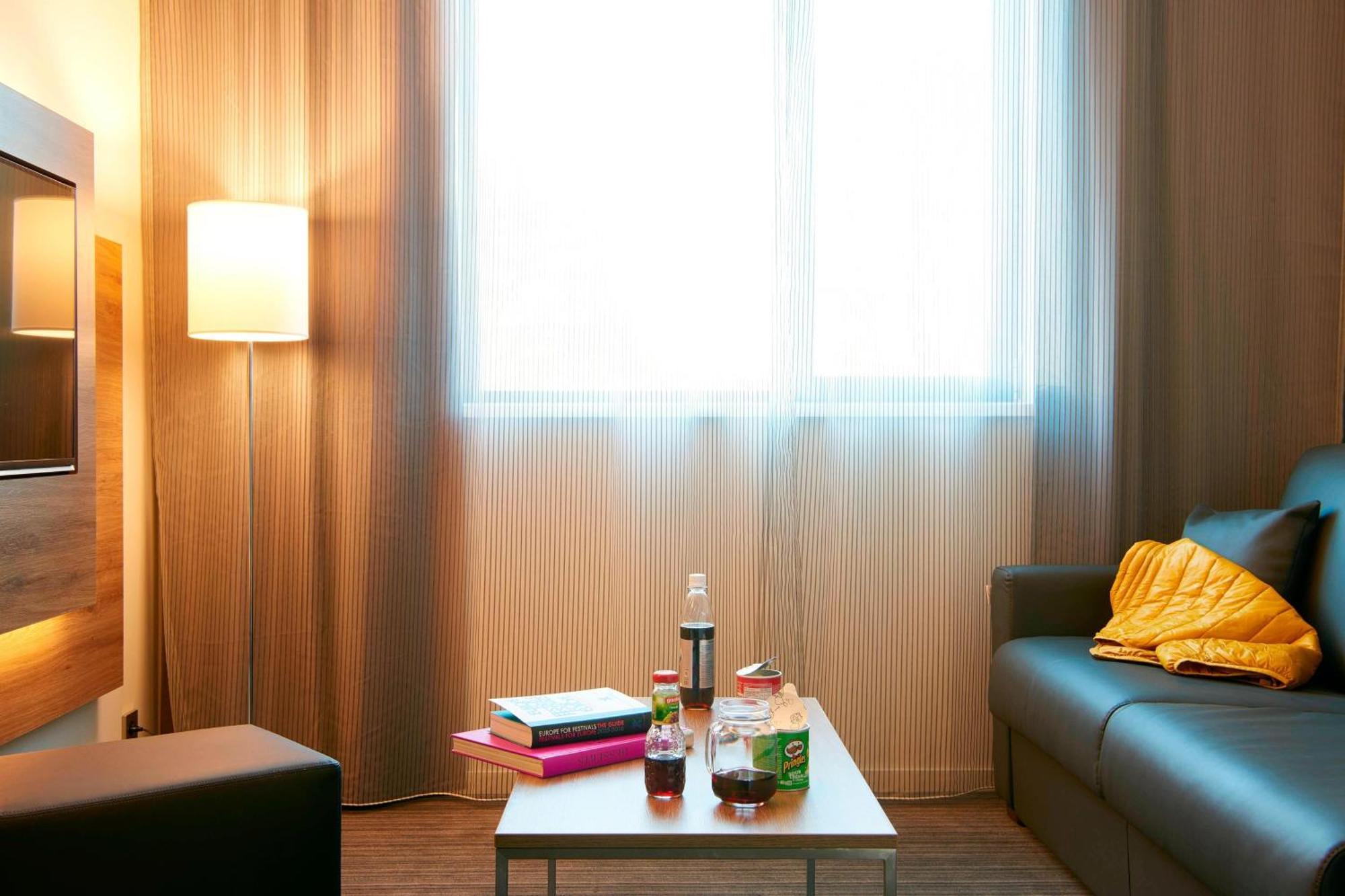 Moxy London Heathrow Airport Hotel Hounslow Bagian luar foto