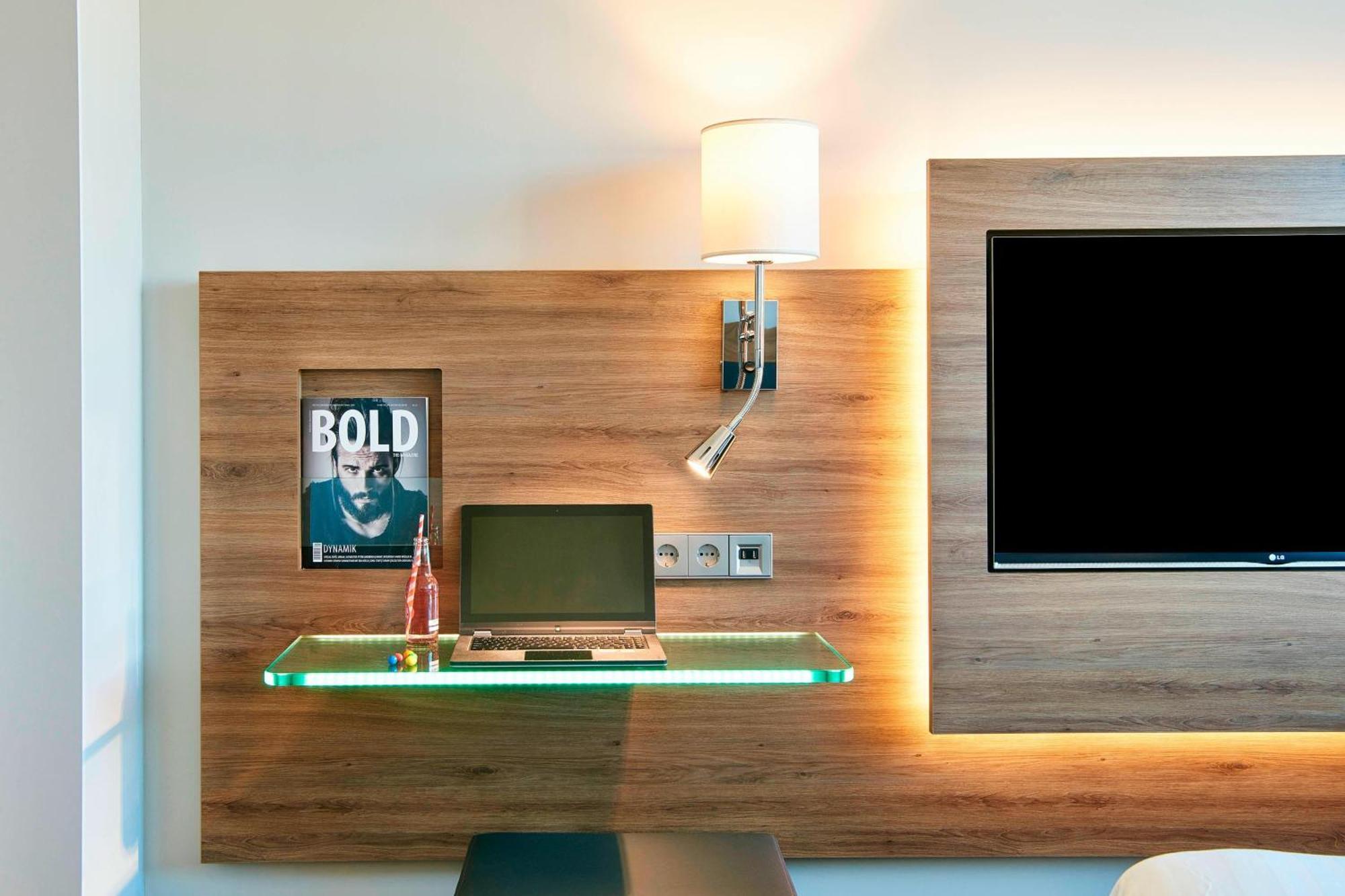 Moxy London Heathrow Airport Hotel Hounslow Bagian luar foto