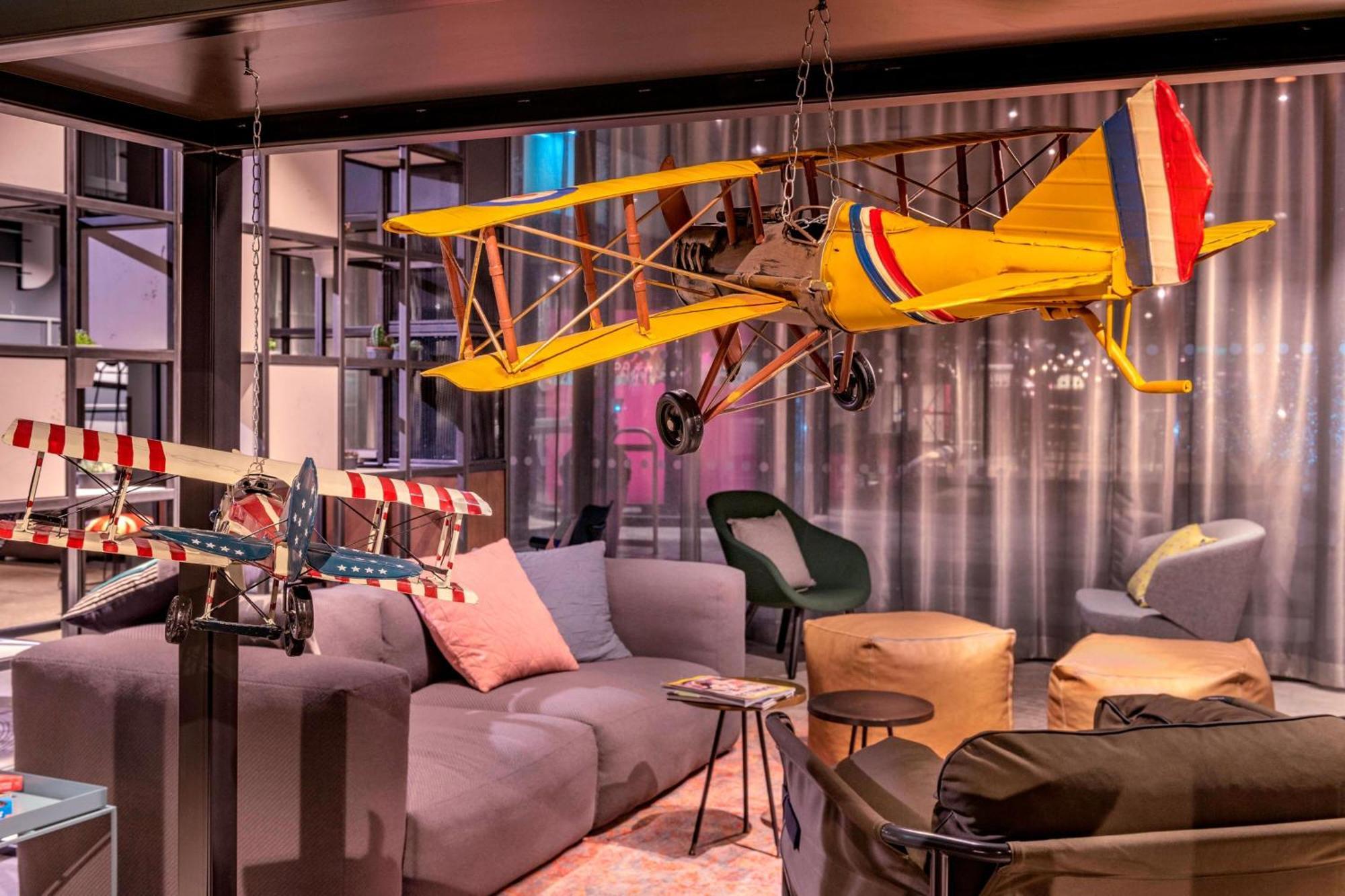 Moxy London Heathrow Airport Hotel Hounslow Bagian luar foto