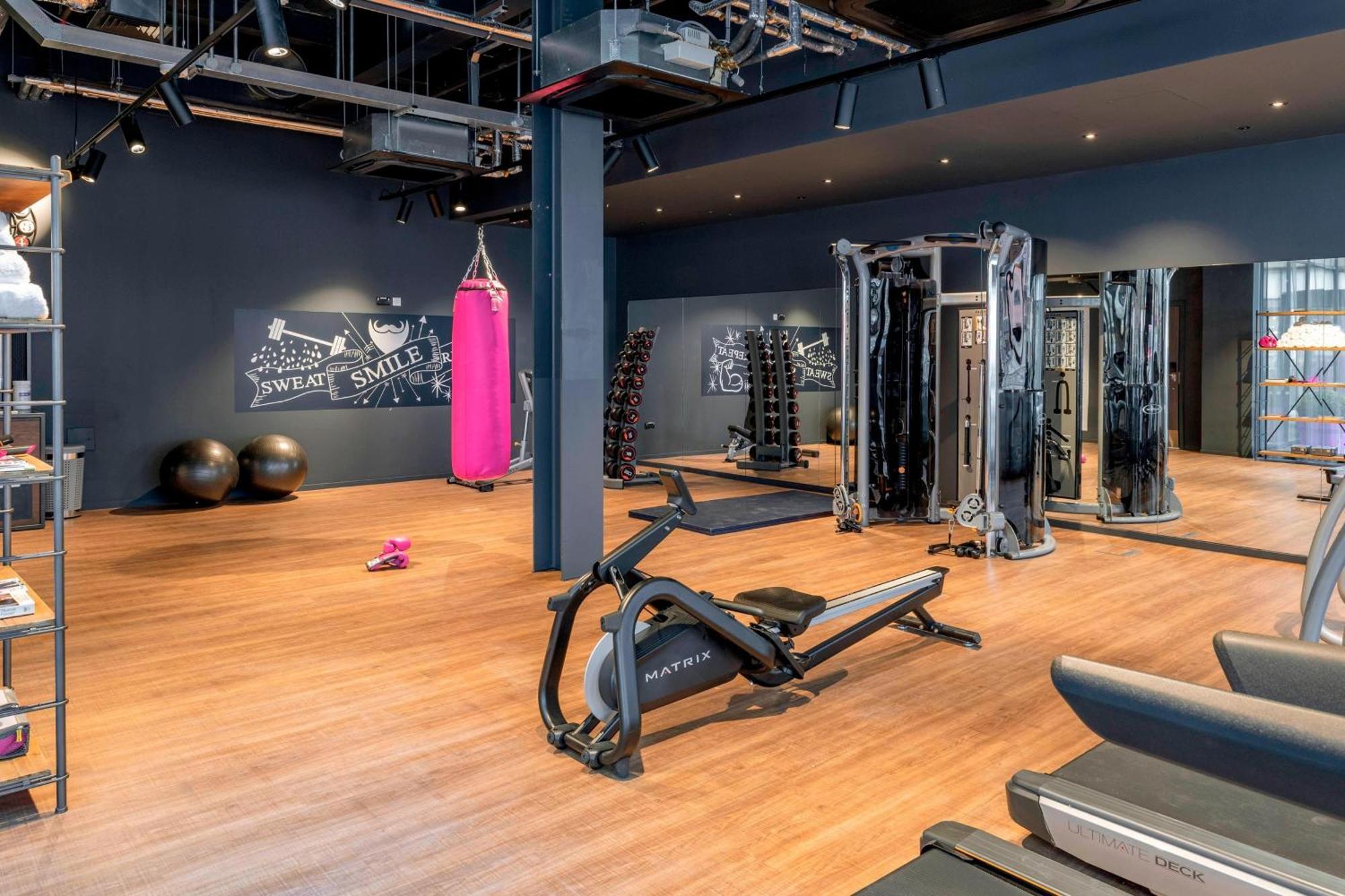 Moxy London Heathrow Airport Hotel Hounslow Bagian luar foto