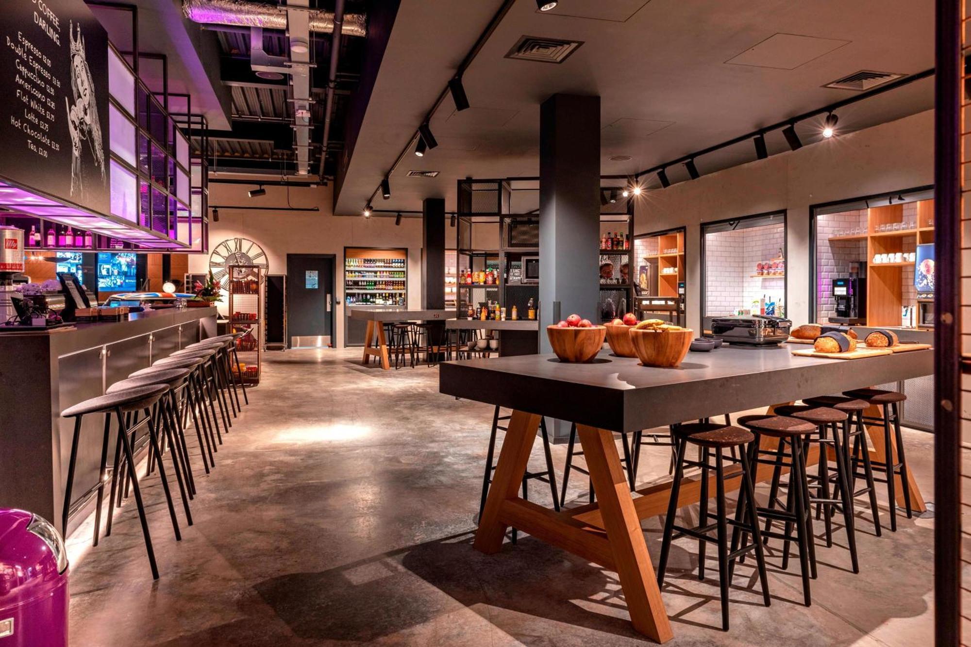 Moxy London Heathrow Airport Hotel Hounslow Bagian luar foto