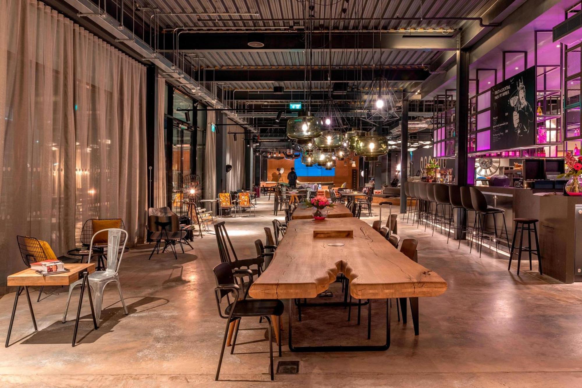 Moxy London Heathrow Airport Hotel Hounslow Bagian luar foto