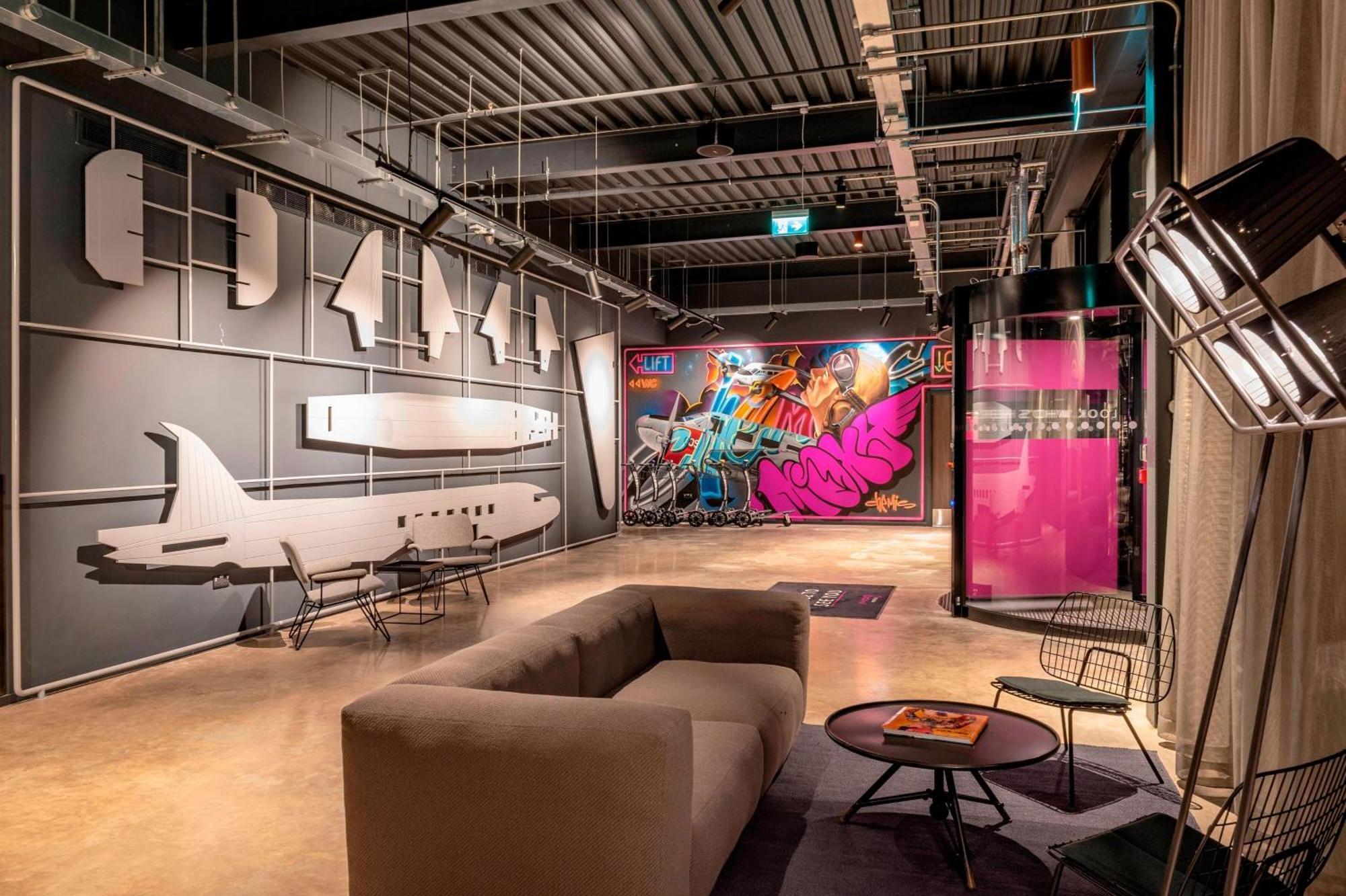 Moxy London Heathrow Airport Hotel Hounslow Bagian luar foto