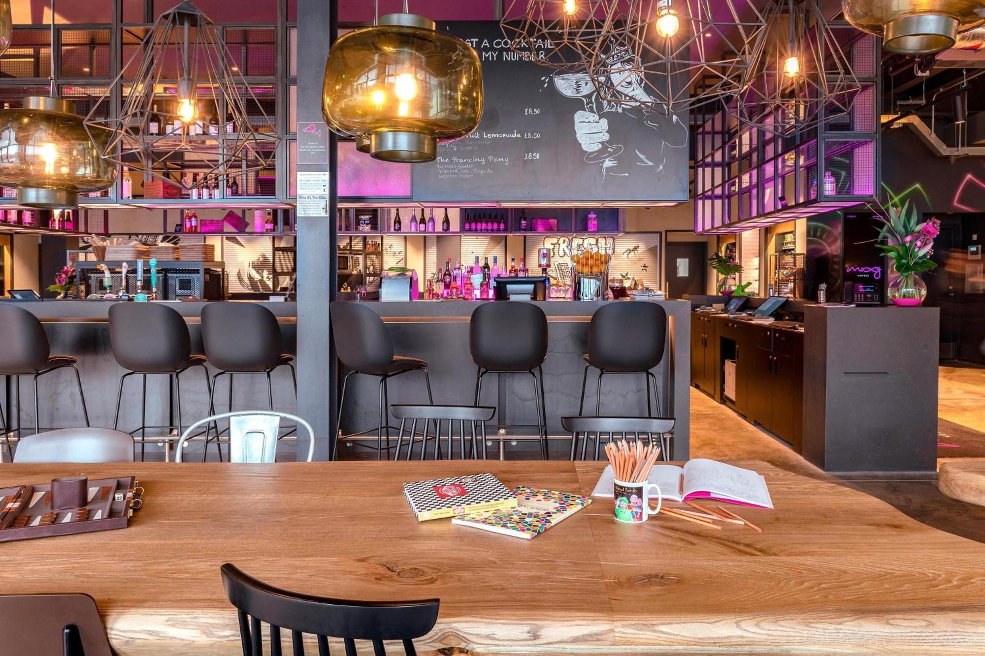 Moxy London Heathrow Airport Hotel Hounslow Bagian luar foto
