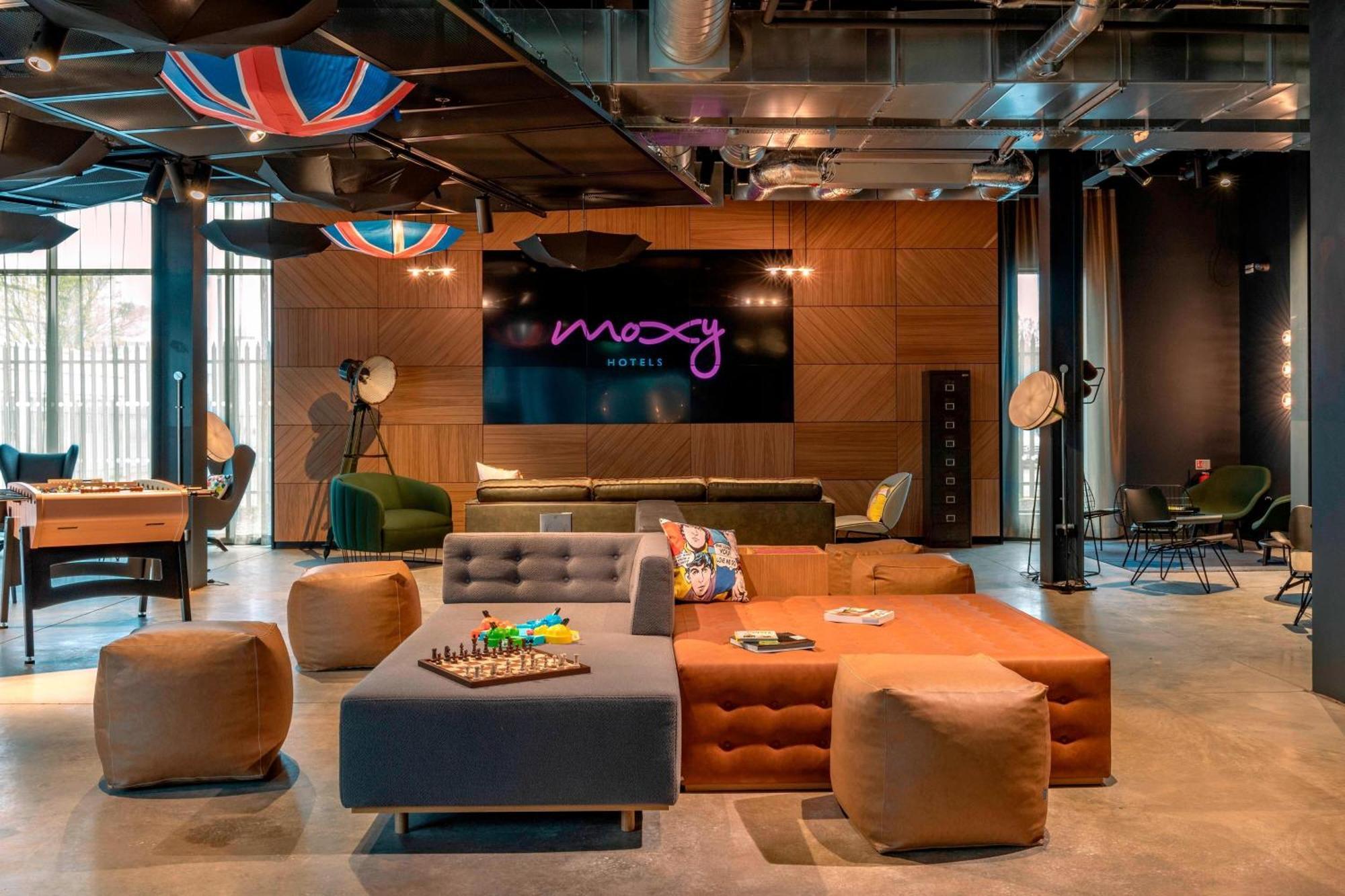 Moxy London Heathrow Airport Hotel Hounslow Bagian luar foto