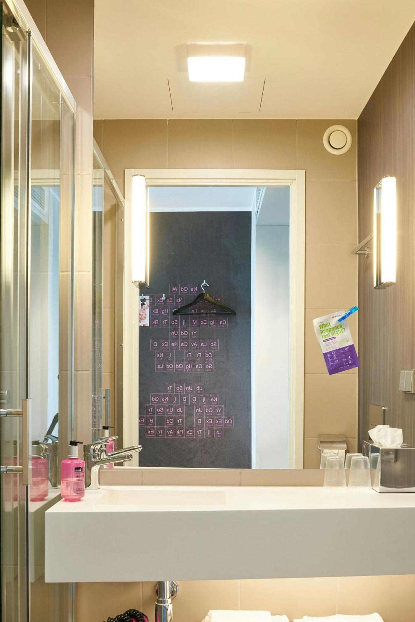 Moxy London Heathrow Airport Hotel Hounslow Bagian luar foto