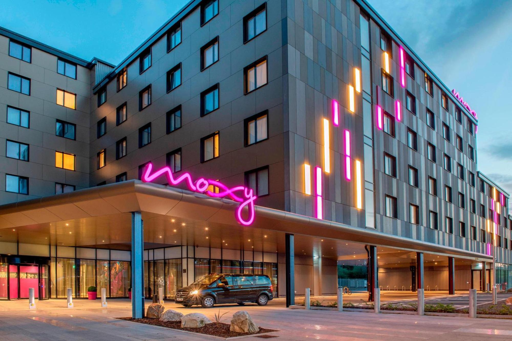 Moxy London Heathrow Airport Hotel Hounslow Bagian luar foto