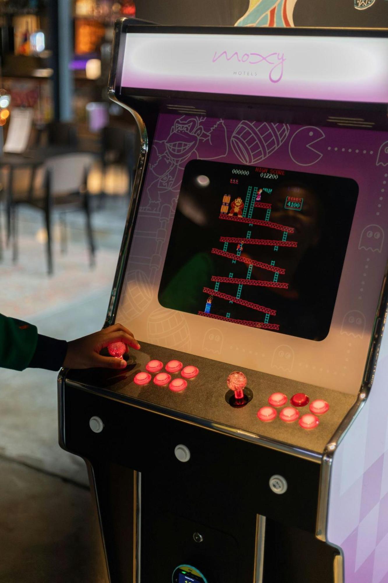 Moxy London Heathrow Airport Hotel Hounslow Bagian luar foto