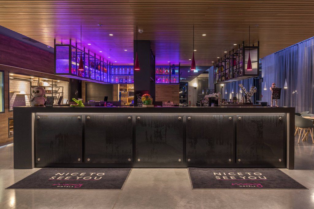 Moxy London Heathrow Airport Hotel Hounslow Bagian luar foto