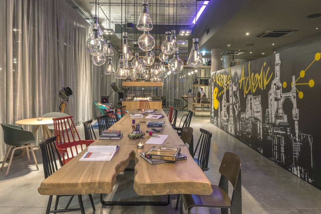 Moxy London Heathrow Airport Hotel Hounslow Bagian luar foto