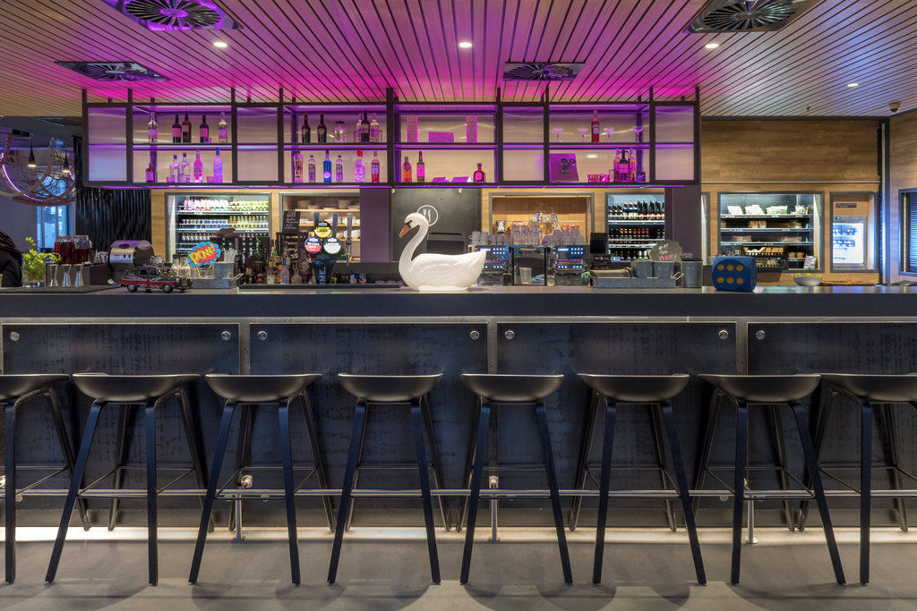 Moxy London Heathrow Airport Hotel Hounslow Bagian luar foto